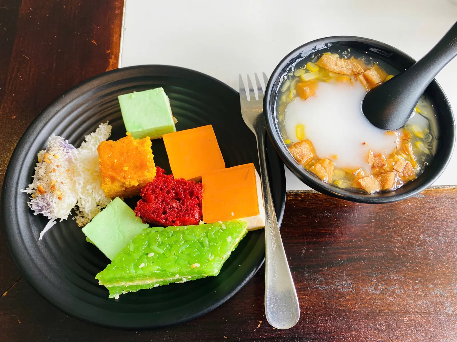 Đĩa chè và món ăn địa phương gợi thêm lựa chọn ẩm thực tại Tây Ninh