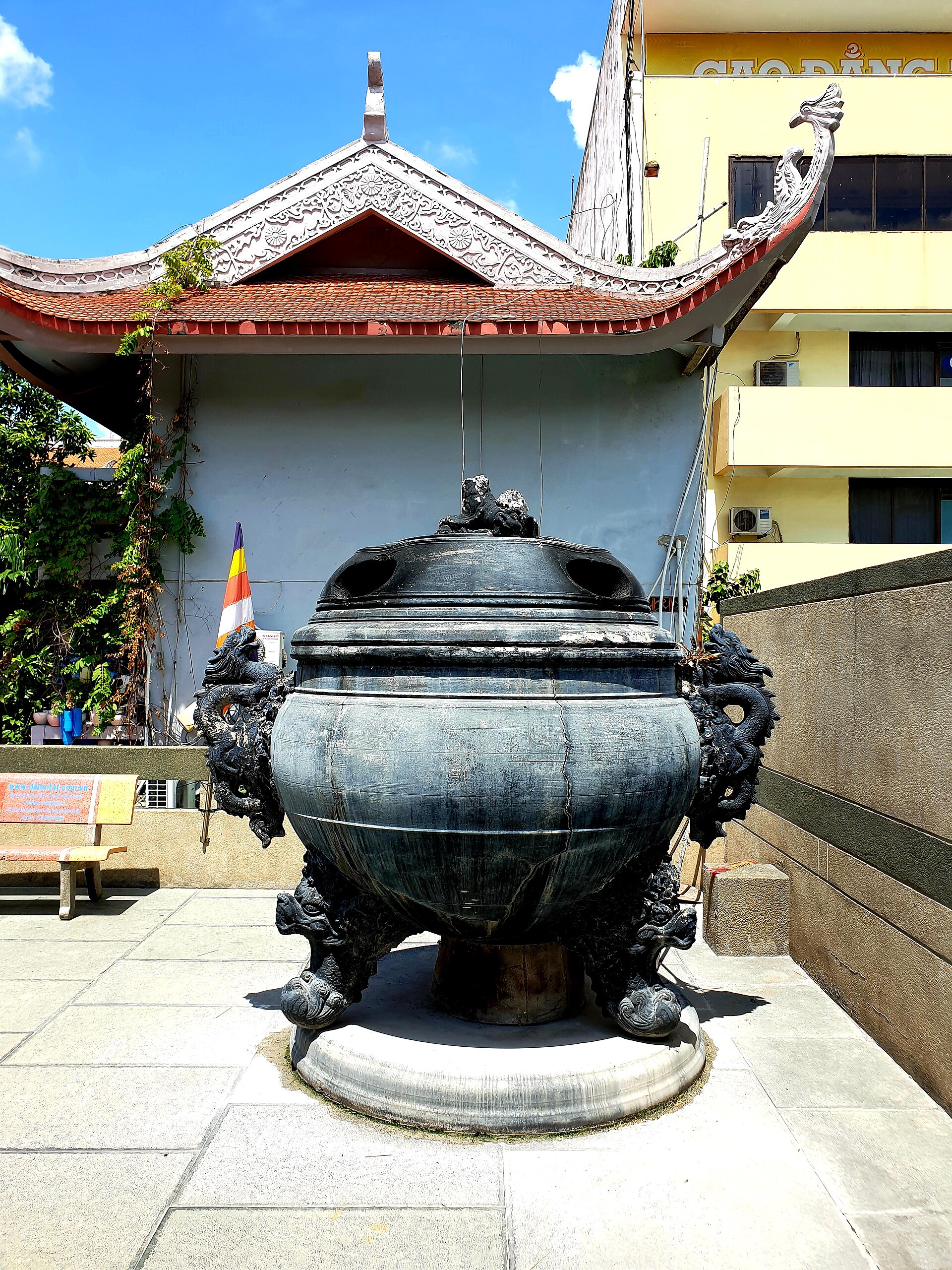Đốt vàng mã ở Núi Bà Đen: nên hay không, hoá ở đâu và những lưu ý an toàn