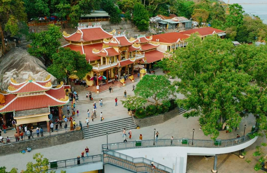 Đặt mâm lễ cho đoàn hành hương đông người: tính số mâm, chia mâm và điều phối