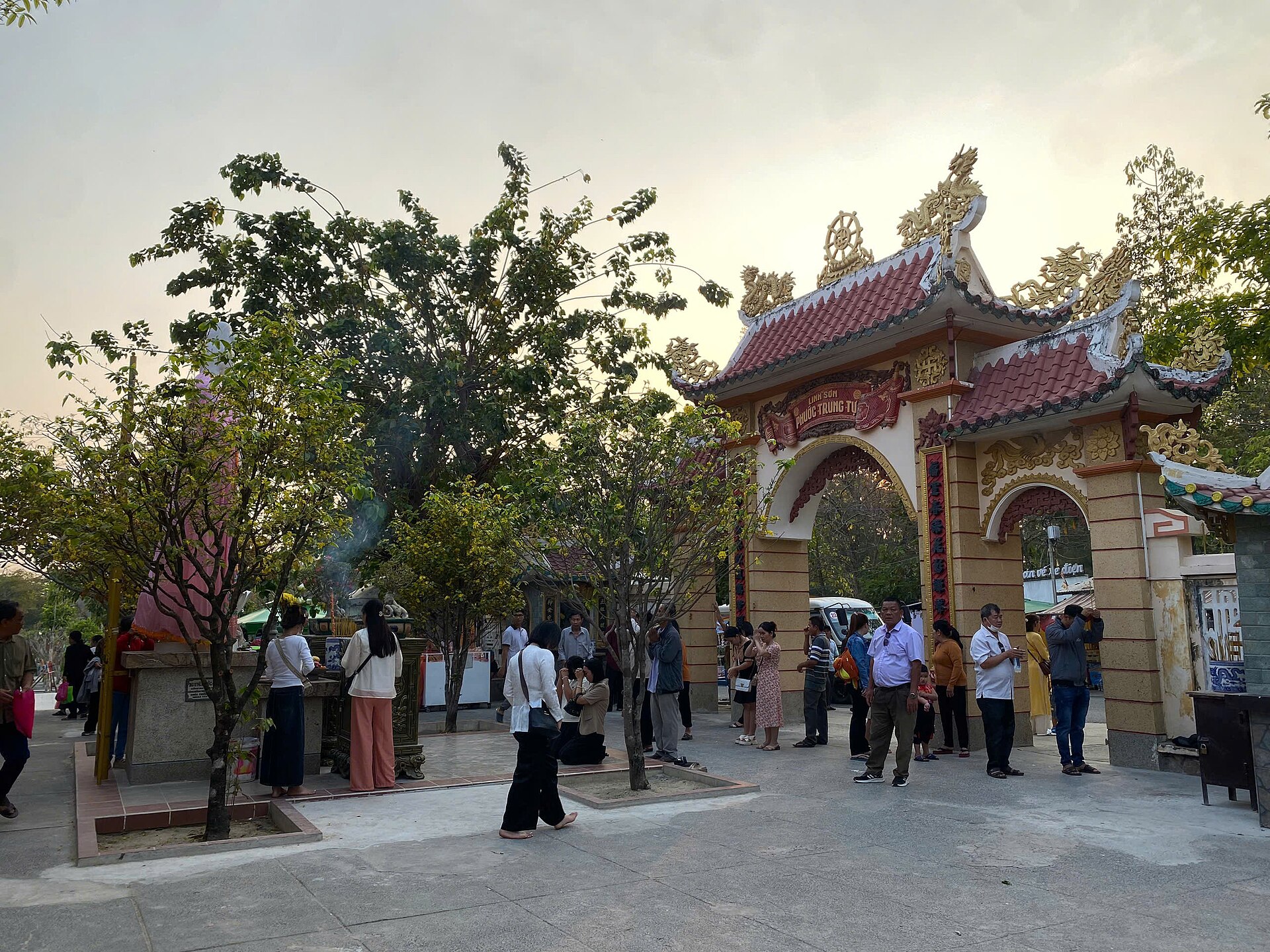 Sắm lễ cầu sức khoẻ, giải hạn tại chùa Bà Đen — hiểu đúng để không bị lợi dụng