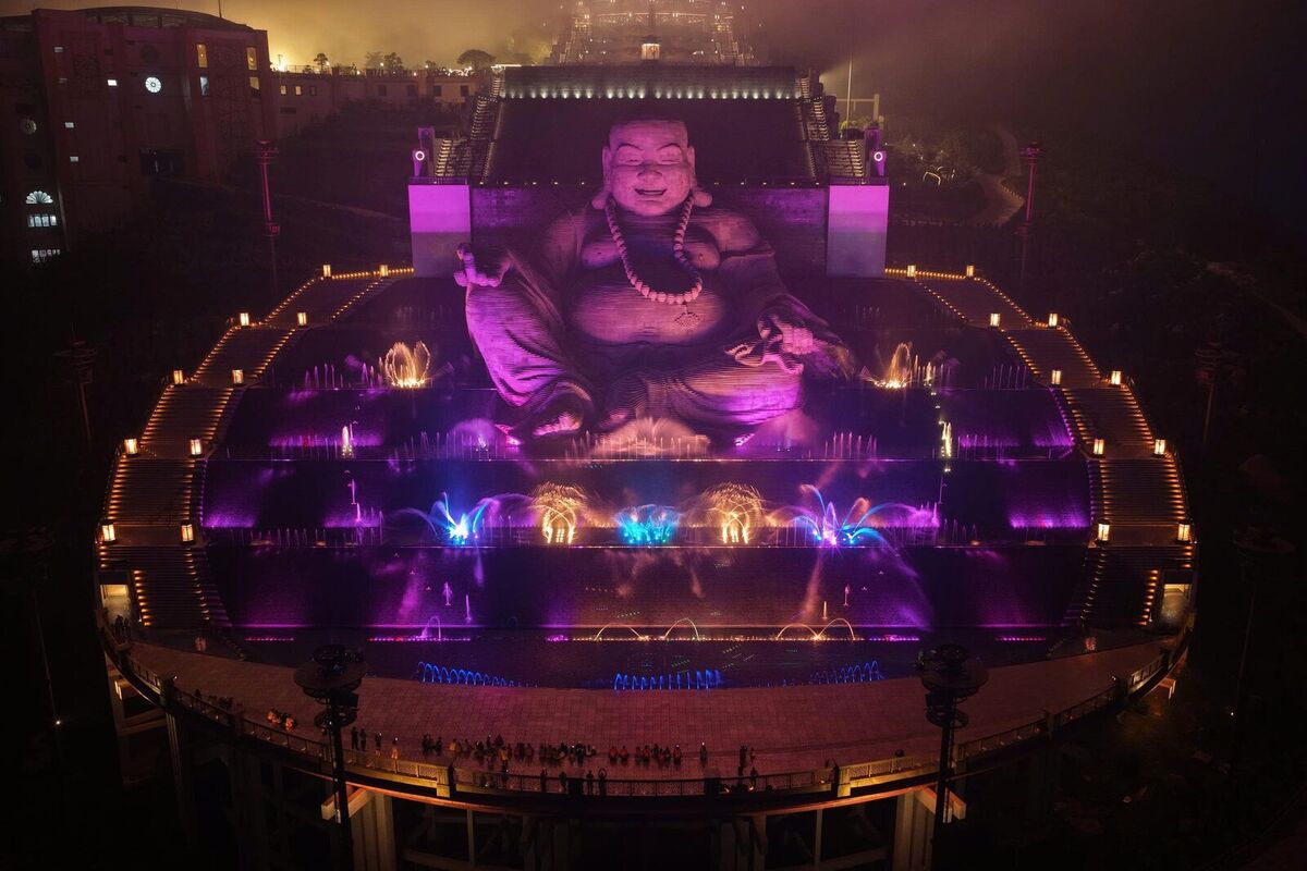 Ánh sáng laser chiếu lên tượng Bồ Tát Di Lặc trong show diễn