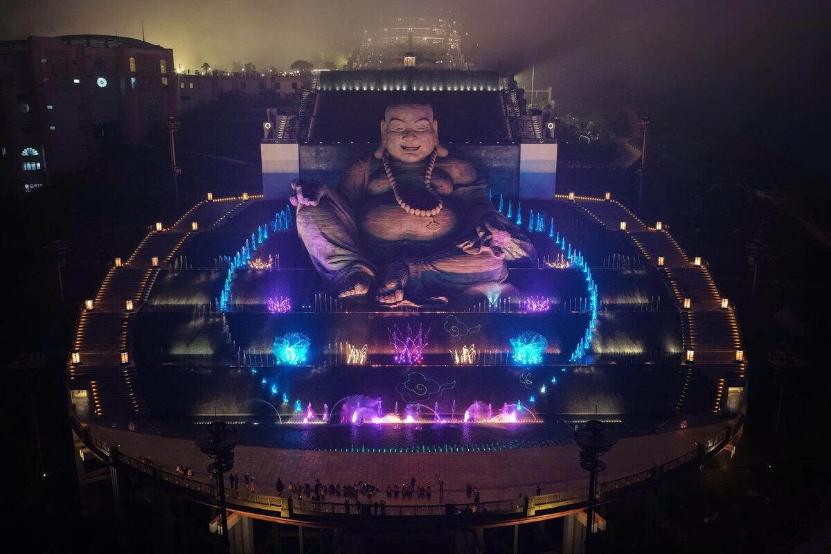 Show nhạc nước bên tượng Bồ Tát Di Lặc 1
