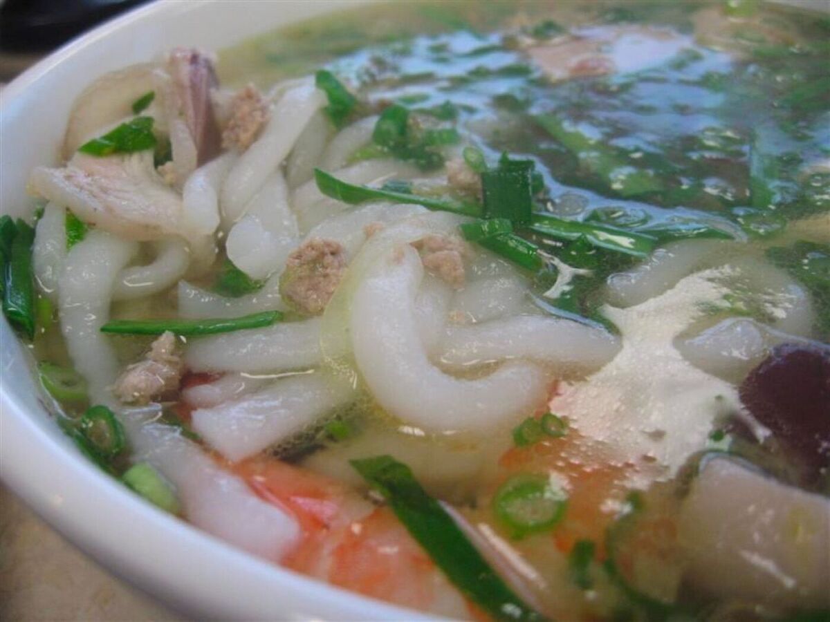 Sợi bánh gạo trắng ngần trong nước lèo trong veo — chuẩn mực Trảng Bàng