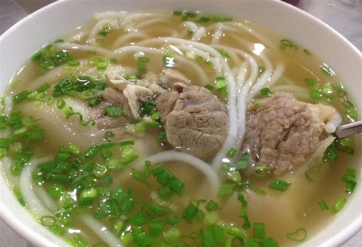 Tô bánh canh giò heo đầy đặn — phần ăn tiêu chuẩn tại các quán Trảng Bàng