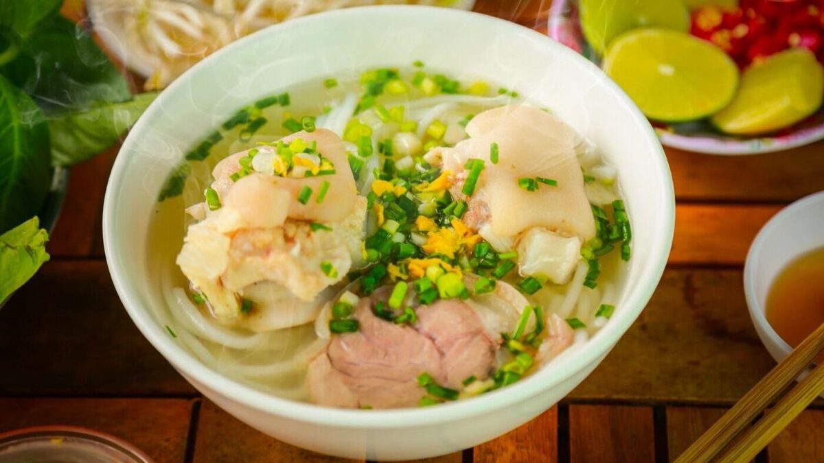 Bát bánh canh chả cá — biến tấu phổ biến bên cạnh phiên bản giò heo truyền thống